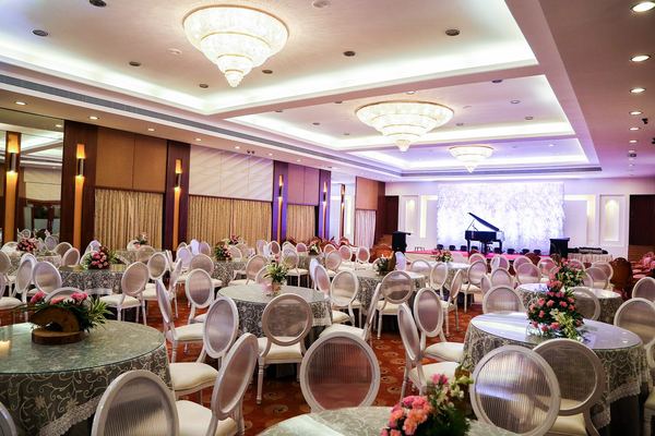 Ballroom dining piano stage at Siddharth Banquets, Andheri West Mumbai