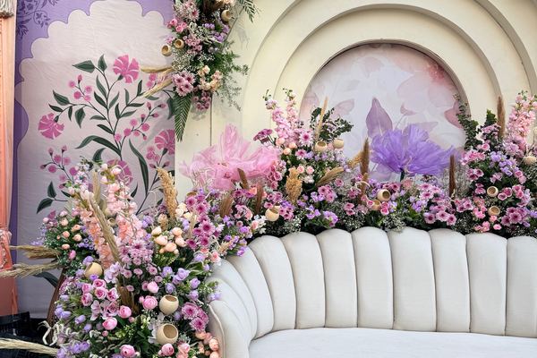 Floral arch white sofa at Siddharth Banquets, Andheri West Mumbai